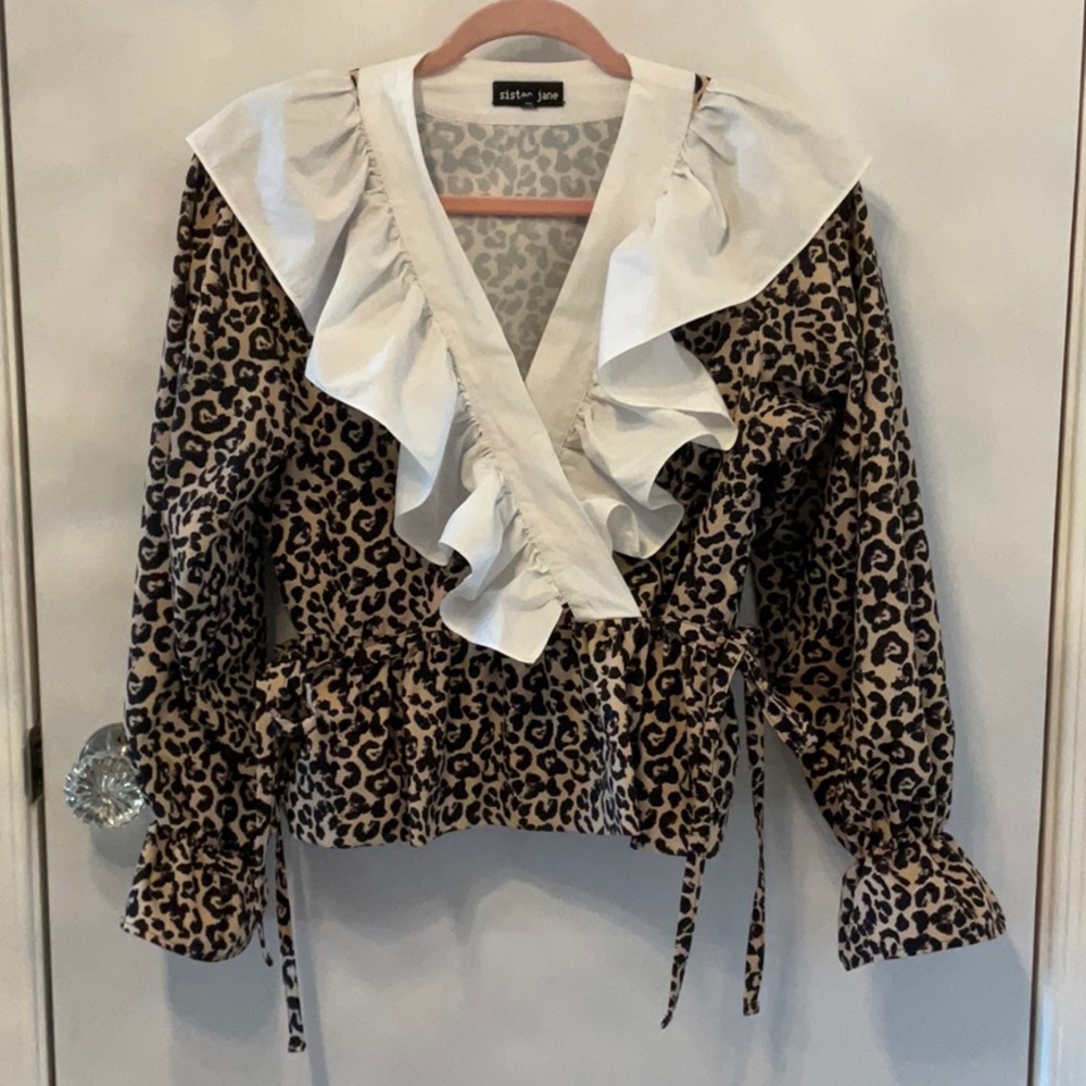 Ladies leopard print top with white ruffles. Size Small